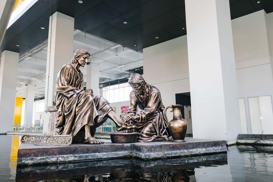 Servant leadership statue at Petra Christian University